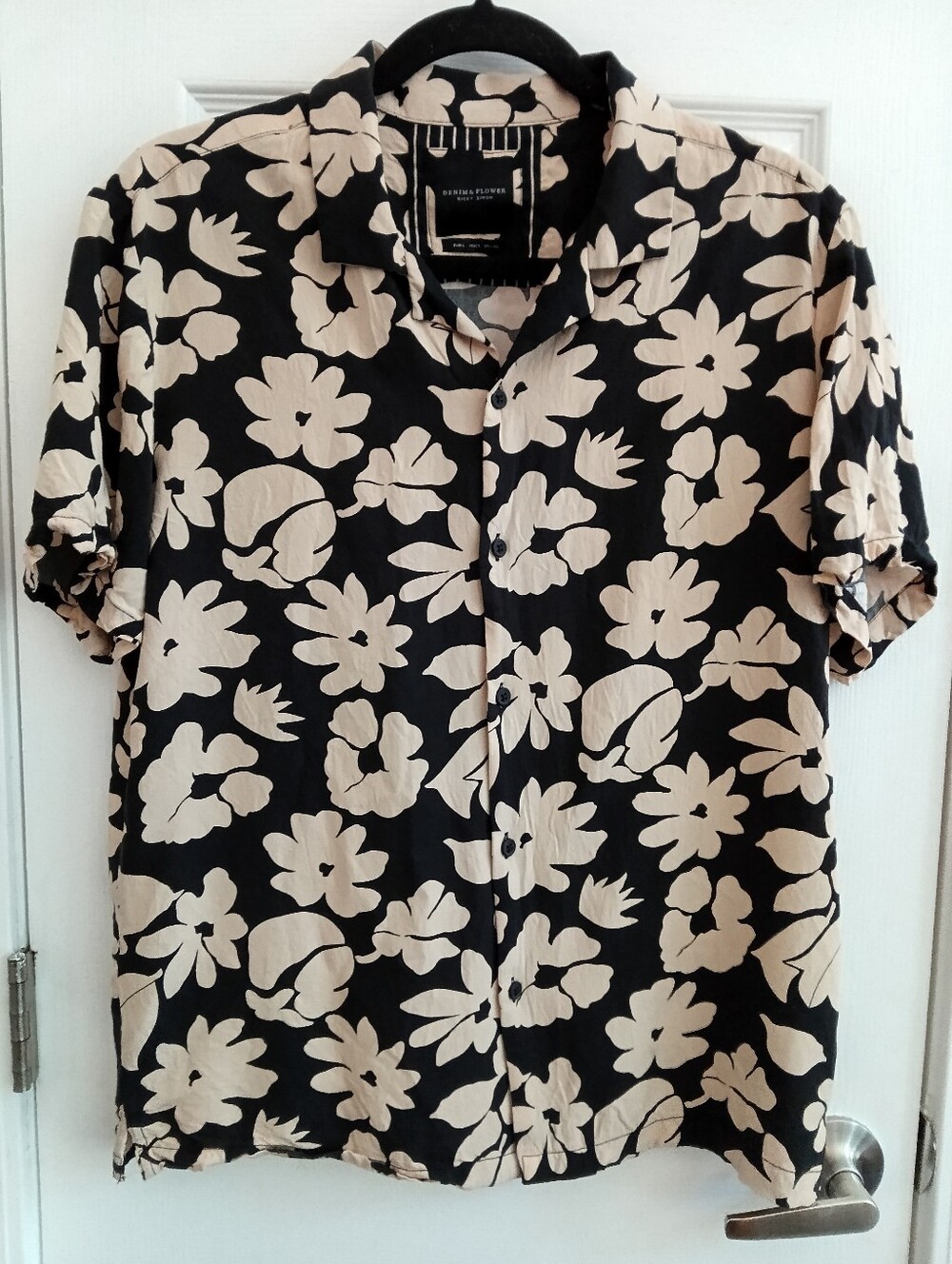 Denim & Flower by Ricky Singh Black and Cream Floral Short-Sleeve Button Up L